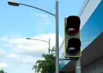 semáforo em frente a shopping de Ribeirão Preto