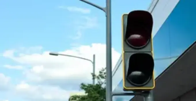 semáforo em frente a shopping de Ribeirão Preto
