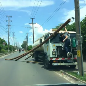 caminhão derruba postes Ribeirão Preto