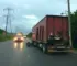caminhão derruba postes