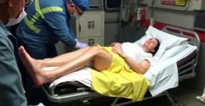 mulher quebra o fêmur