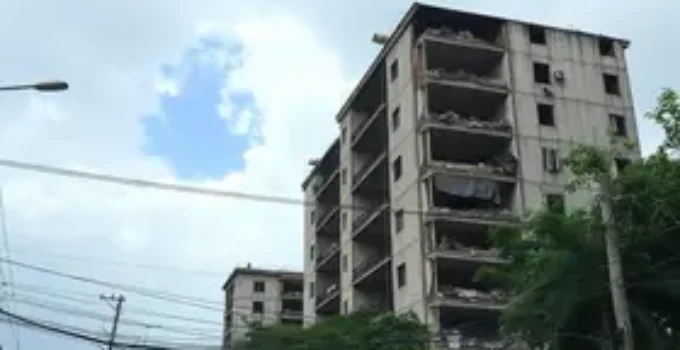 Prédio em Ribeirão Preto, SP, é destruído após temporal